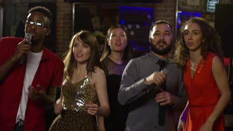 amigos diversos cantando a la música rítmica
