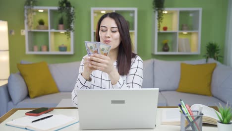 joven mujer de negocios inversora contando dinero en casa y pensando.