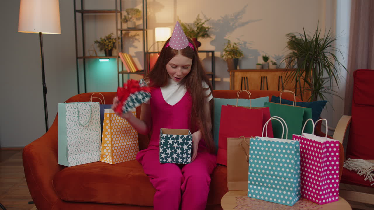 niño feliz niña niño sostener caja de regalo de cumpleaños con cinta, celebración de la fiesta, apertura de regalo en casa