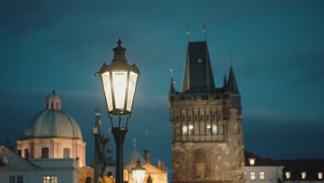 puente carlos, lámpara de la calle brillante, viejo puente de la ciudad telón de fondo de la torre, praga