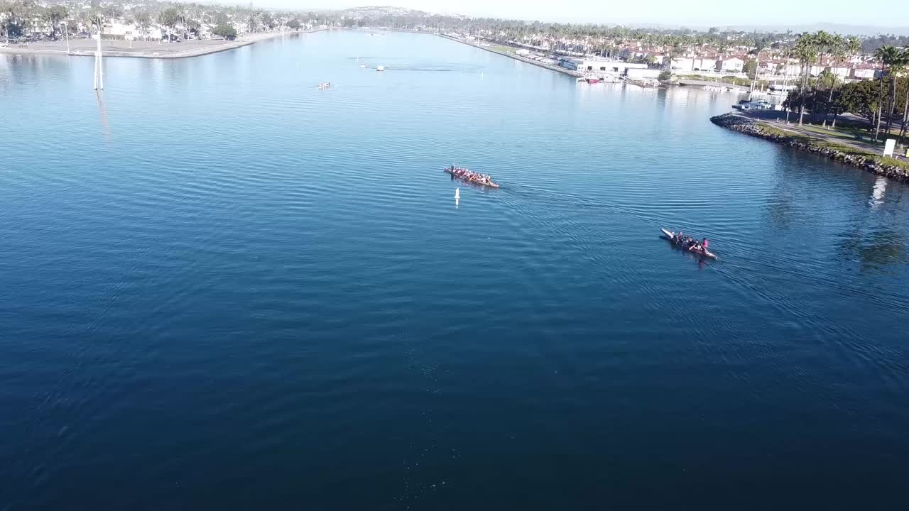 los navegantes de dragones reman para cruzar el canal de agua, vista aérea