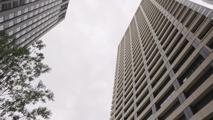 Bairro de Ginza, olhando para arranha-céus, Tóquio, Japão.