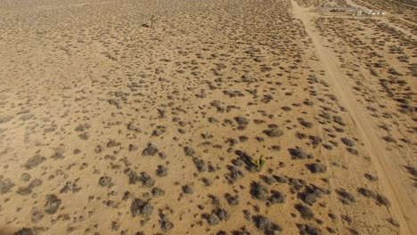 inclinación aérea sobre una comunidad solitaria del desierto en el desierto de mojave de california