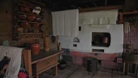 auténtico horno tradicional ruso en una granja en la isla de kizhi