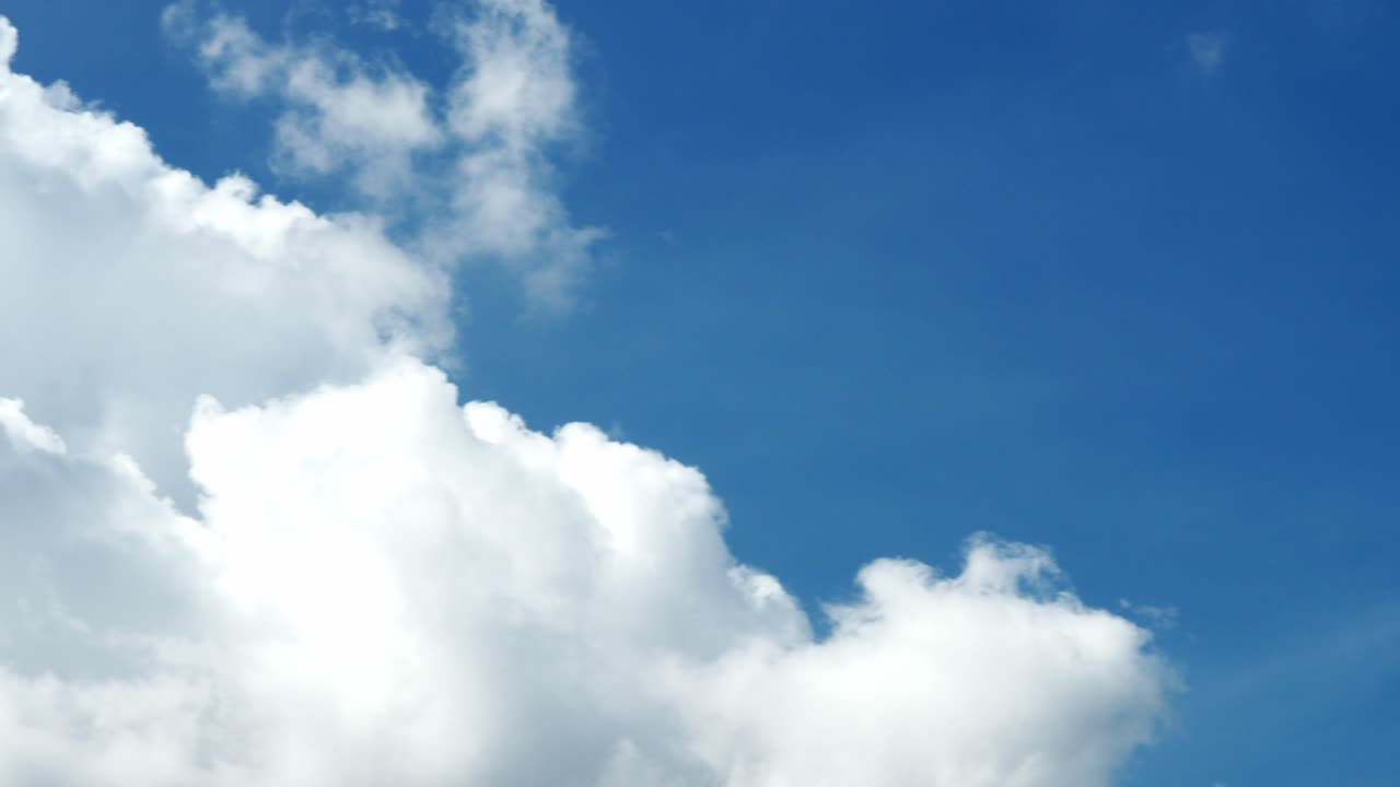 구름과 햇빛이 있는 맑고 푸른 하늘