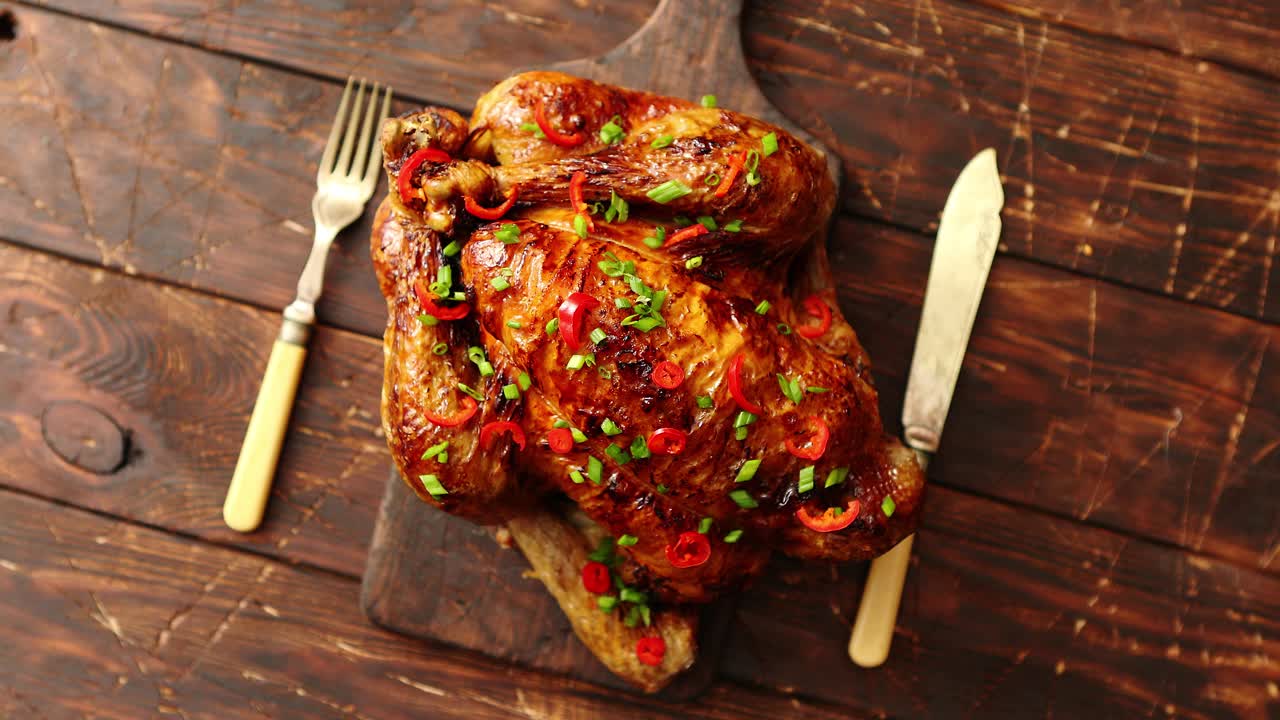 pollo picante asado casero con guindilla y cebollino