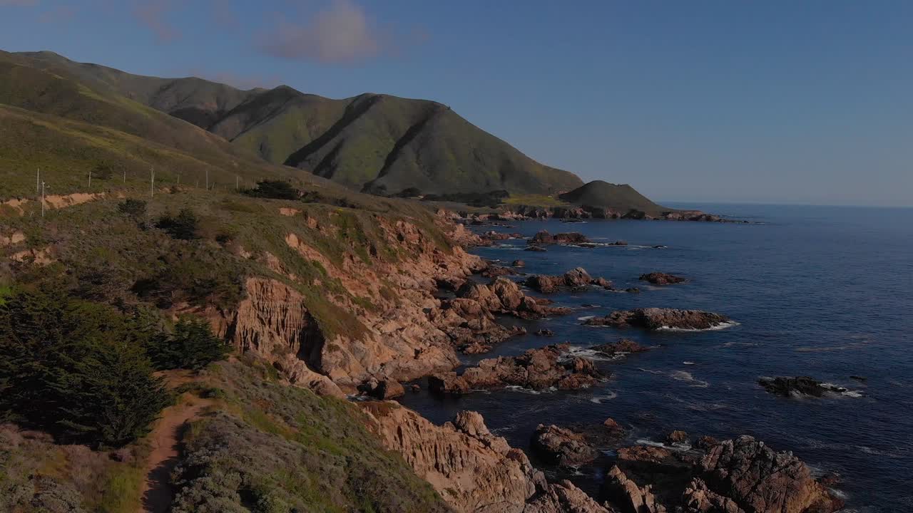 ruta de senderismo a lo largo de la autopista uno de la costa oeste cerca de la costa rocosa durante la puesta de sol