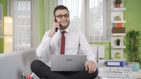 Hombre-De-Negocios-Feliz-Y-Alegre-Haciendo-Una-Llamada-Telefónica.