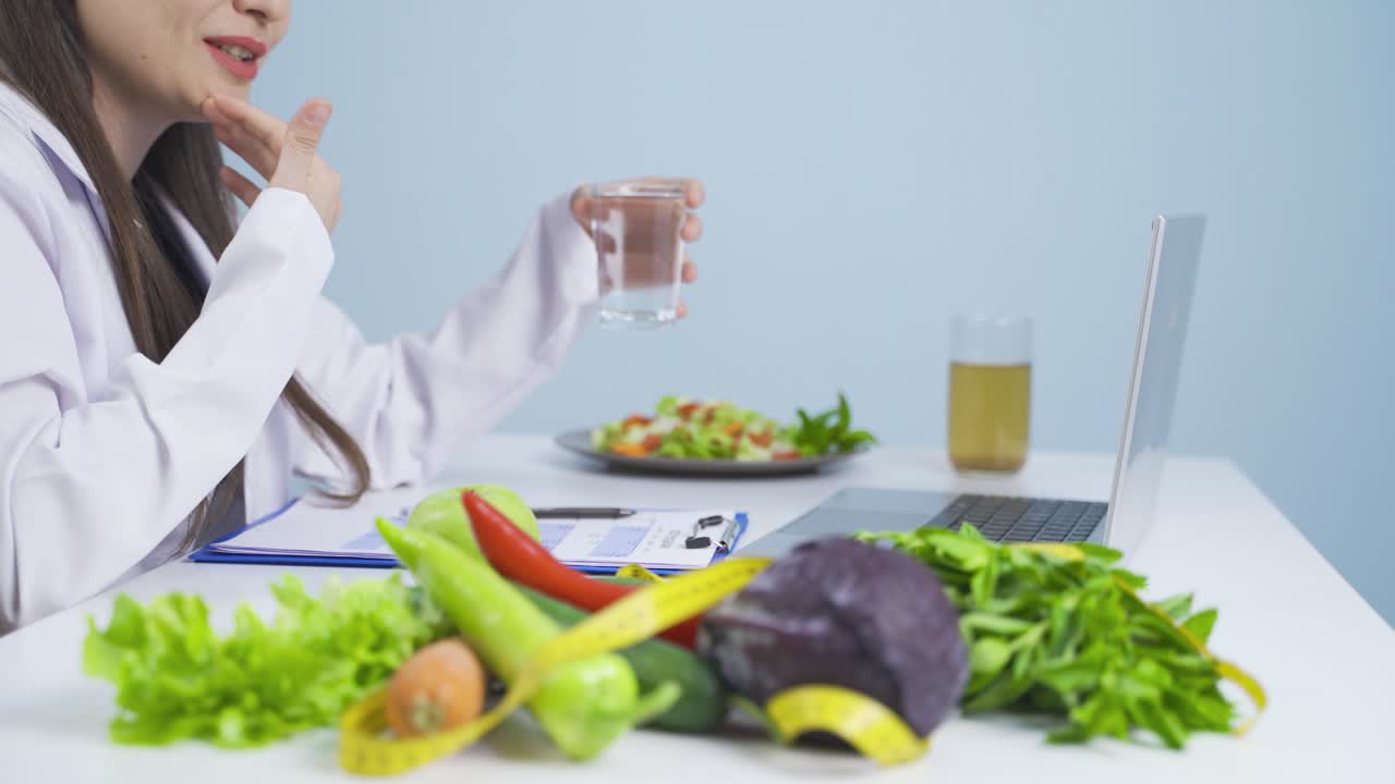 영양학자는 온라인 건강한 식습관 프로그램을 설명합니다.