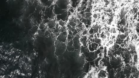 olas chocando contra la orilla del mar en un día tormentoso vista aérea de drones de la playa salvaje en la costa de españa
