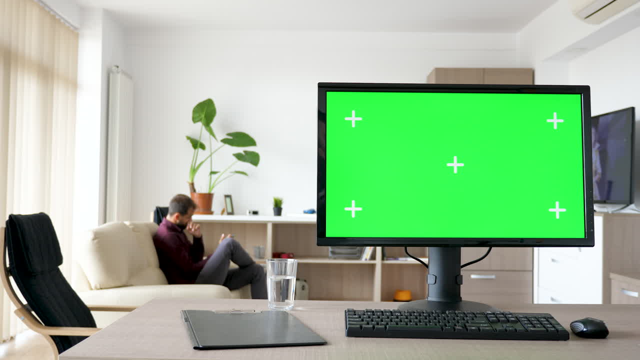 Configurazione ufficio con monitor green screen