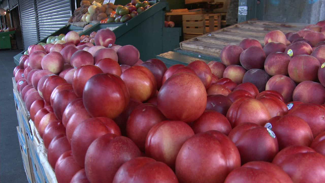 frutas saludables se exhiben en un puesto de mercado al aire libre