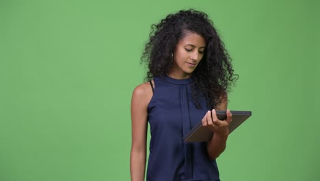 joven y hermosa mujer de negocios hispana usando una tableta digital