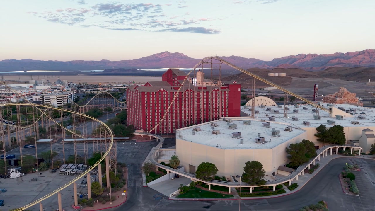 En langsom kredsen om Buffalo Bills Hotel og Casino, syd for Las Vegas, afslører stilheden og forfaldet. Den massive Desperado rutsjebane slynger sig omkring det engang populære resort.