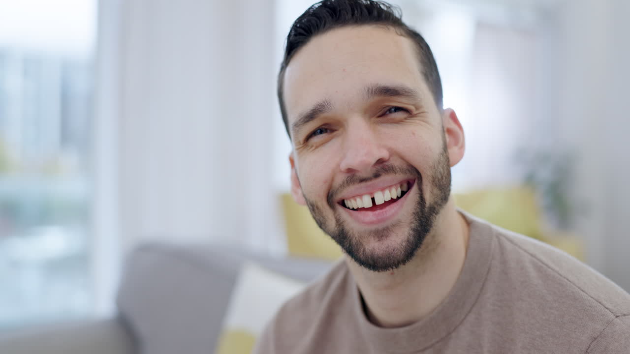feliz, sonrisa y rostro de un hombre en la sala de estar