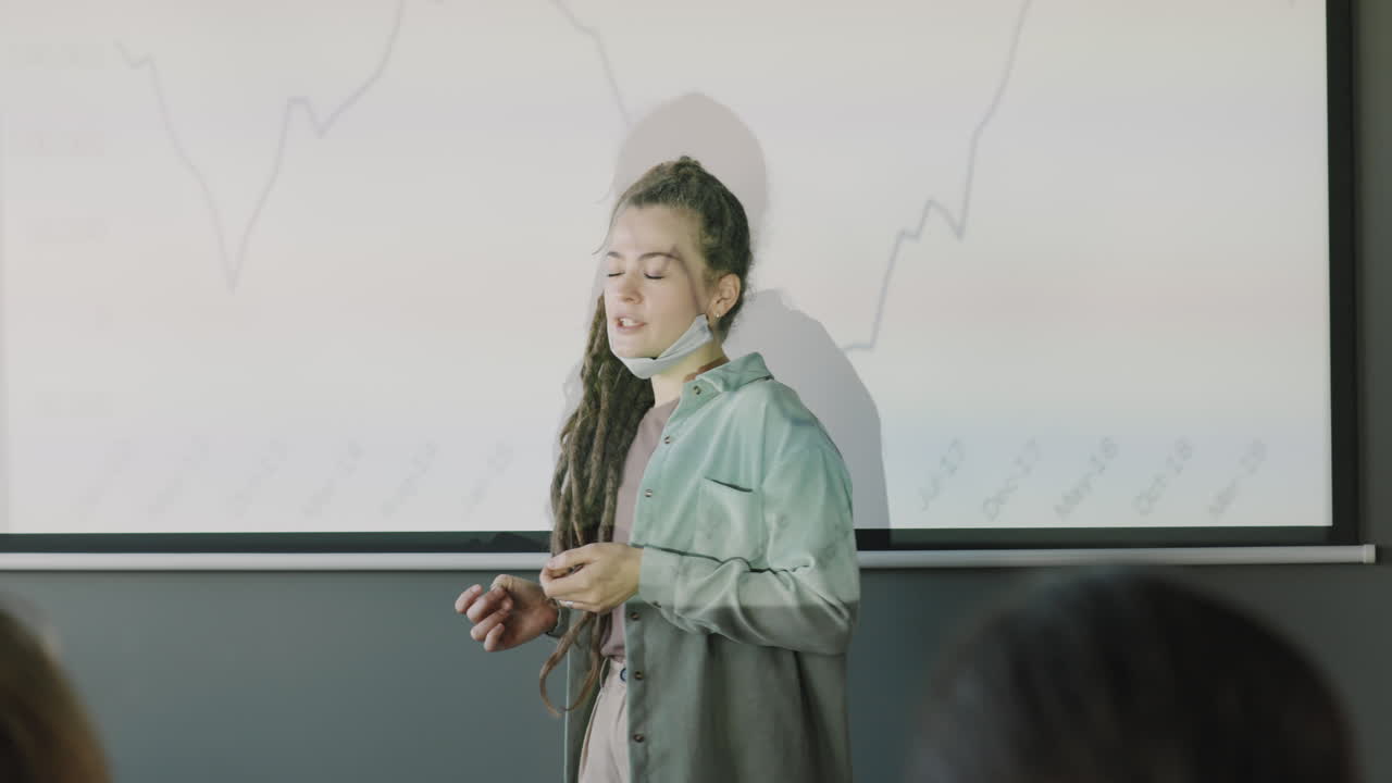 mujer haciendo una presentación