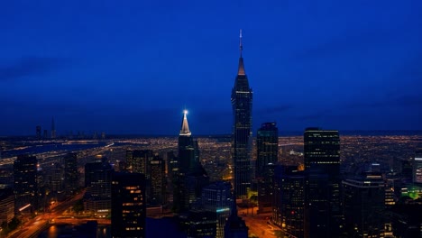 el horizonte de la ciudad de nueva york, con el empire state building, pasa lentamente de un día brillante a una noche oscura y estrellada.