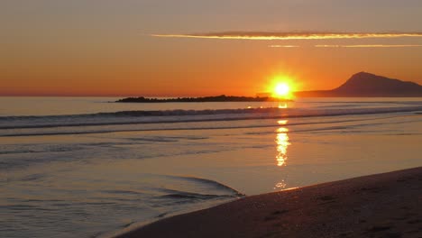 Sonnenaufgangsstrand,-Zeitlupenwellen-Am-Sandstrand,-Ruhige-Wellen-Im-Seichten-Wasser,-Mittelmeer,-Spanien