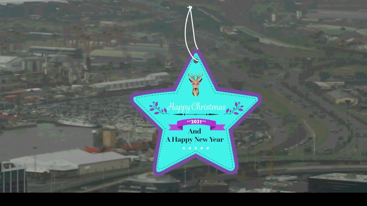 도시 풍경 위에 해피 홀리데이 텍스트와 크리스마스 로고의 애니메이션