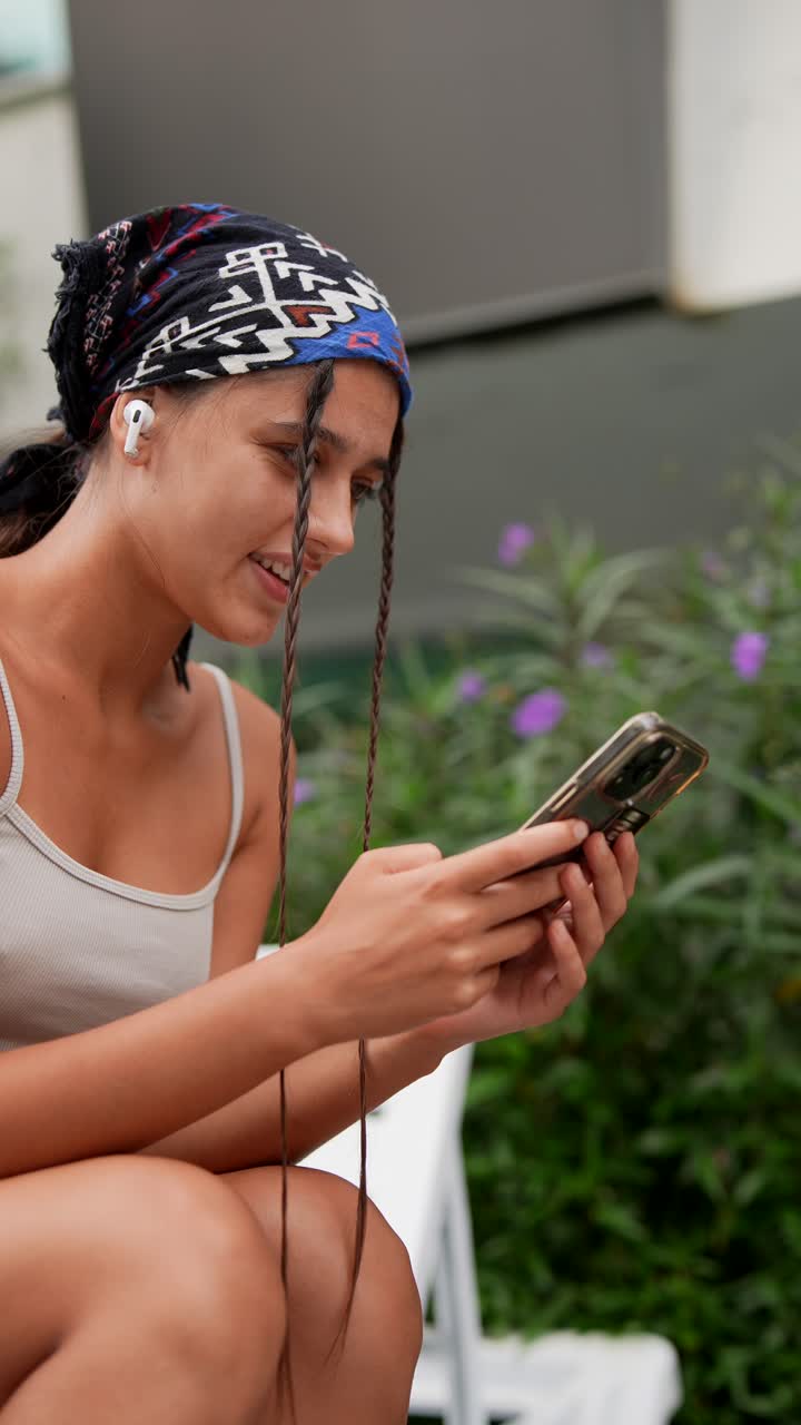 mujer usando el teléfono al aire libre