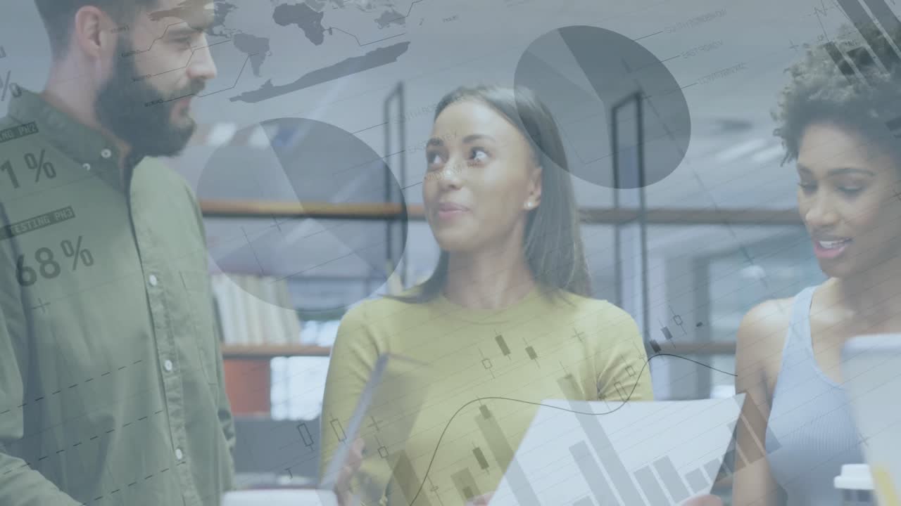 animación del procesamiento de datos financieros sobre diversas personas de negocios en la oficina