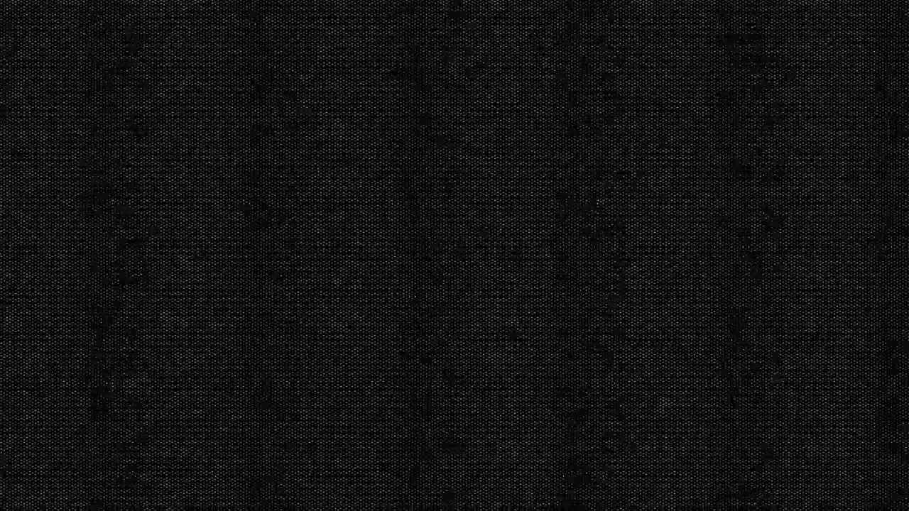 Detail textury tmavě černé látky.