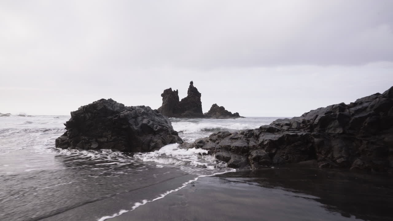 olas salvajes en la playa rocosa playa de benijo, tenerife, españa