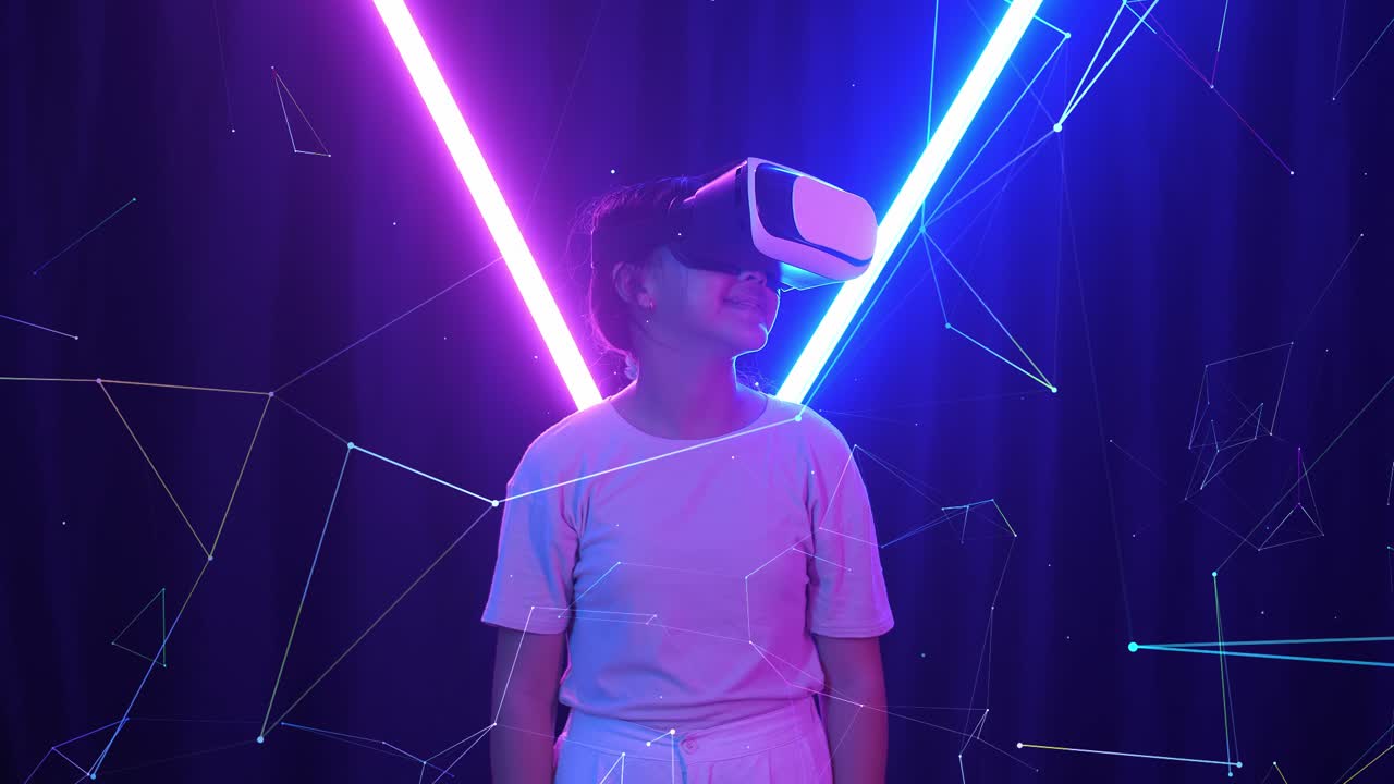 vr, concetto di intrattenimento futuristico. ragazza asiatica eccitata che usa un auricolare di realtà virtuale con luce al neon sullo sfondo