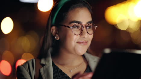 mujer, tableta y sonrisa por la noche para el trabajo