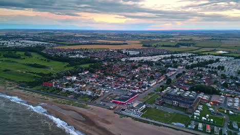 Sea-Testigo-De-La-Belleza-De-Skegness-En-Imágenes-De-Drones-Al-Atardecer-De-Verano,-Capturando-Parques-De-Vacaciones,-Mar,-Caravanas-Y-Playa