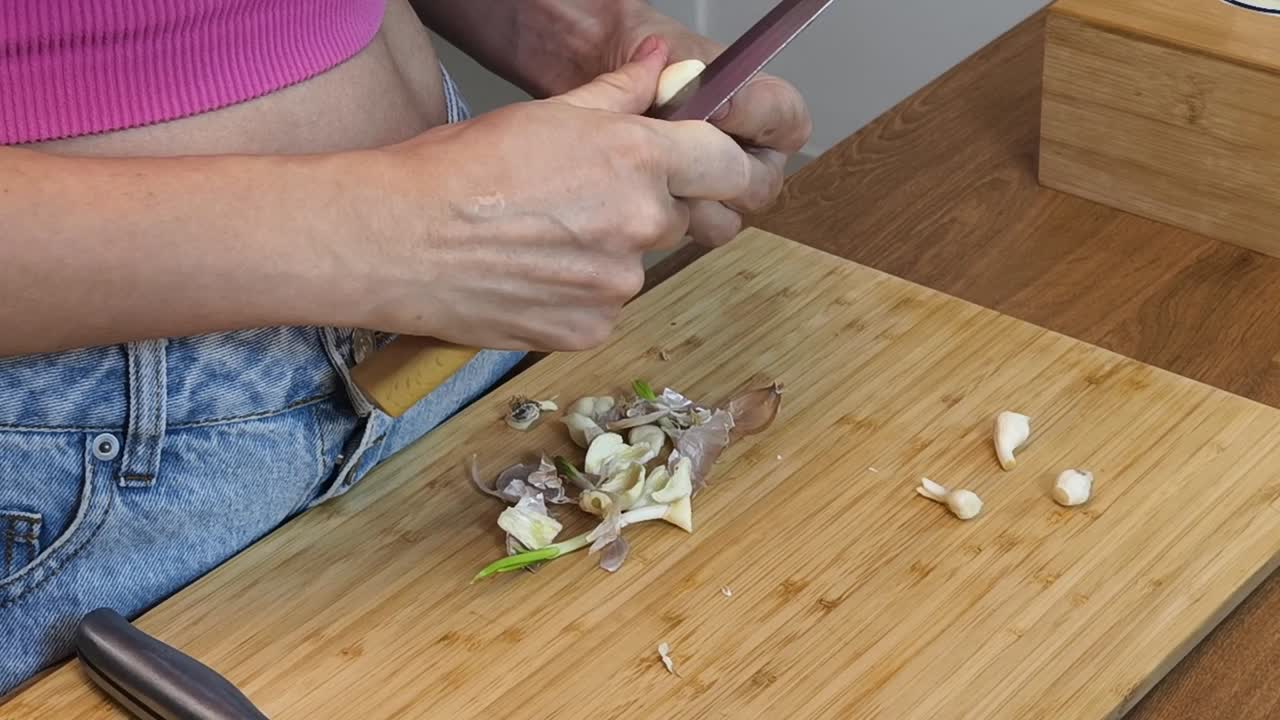 마늘을 잘라내는 여자