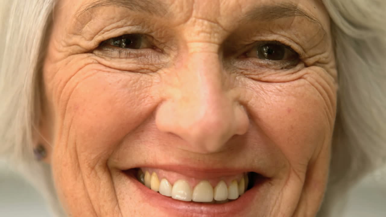 Anziana donna allegra che sorride