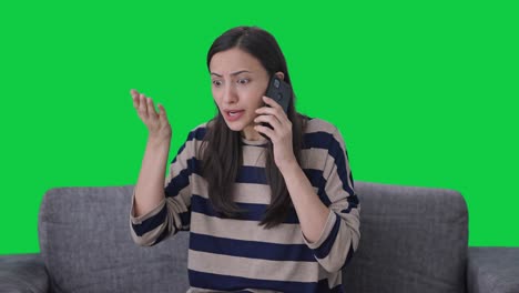 chica india enojada hablando por teléfono pantalla verde