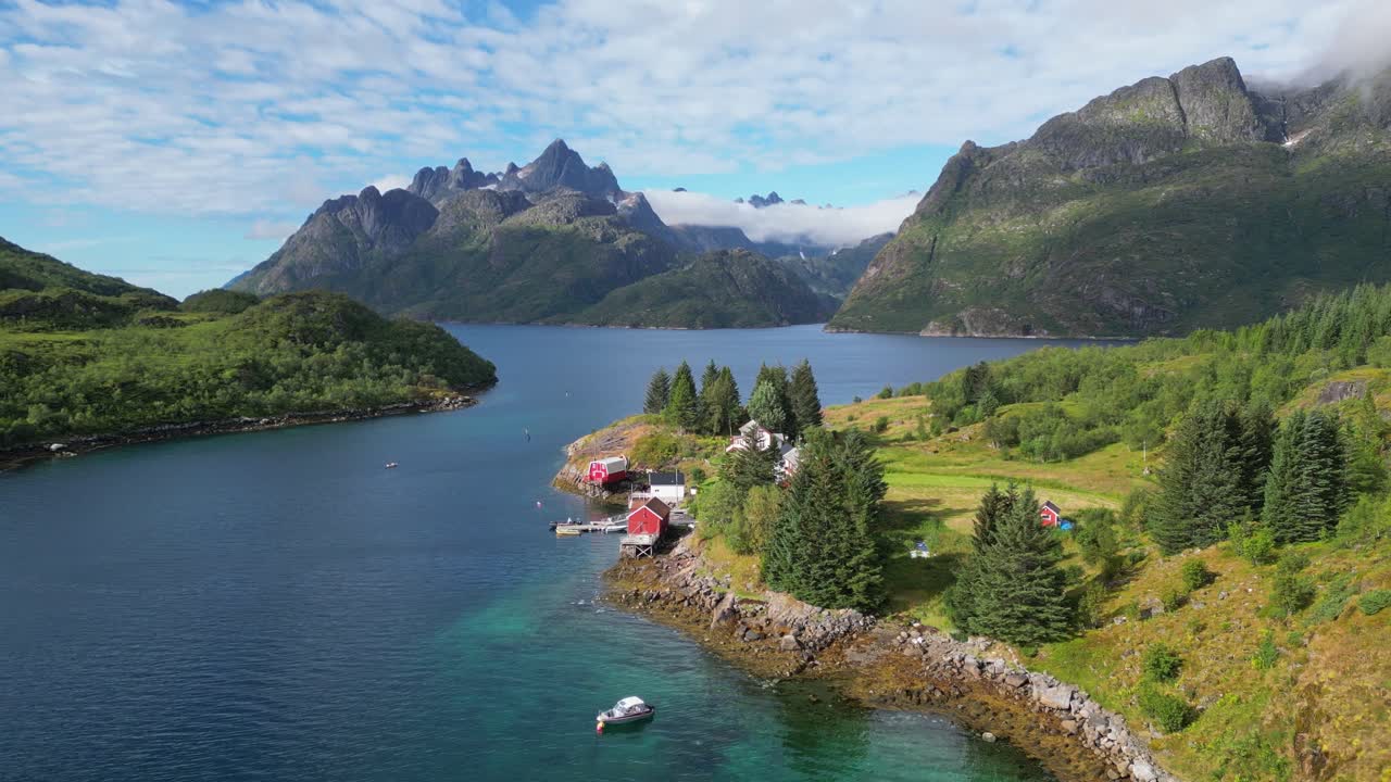 islas lofoten cabañas rojas, casas de vacaciones y paisaje natural en el fiordo en noruega - círculo aéreo 4k