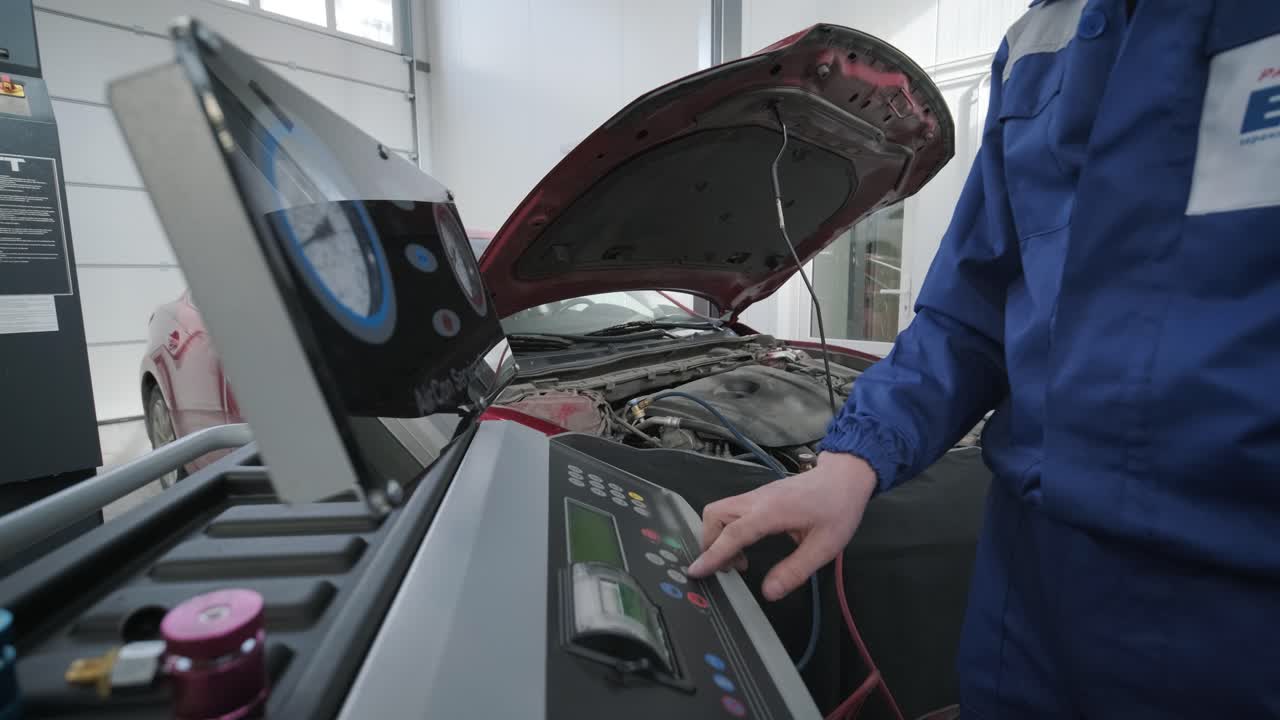 servicio de aire acondicionado. un técnico de servicio de automóviles desinfecta el sistema de aire del automóvil. servicio de comprobación del aire condicionado del automóvil. recarga de refrigerante del sistema.