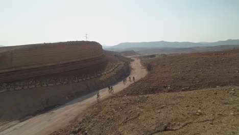 Imágenes-Aéreas-De-Un-Grupo-De-Ciclistas-Que-Recorren-Senderos-Para-Bicicletas-En-El-Desierto