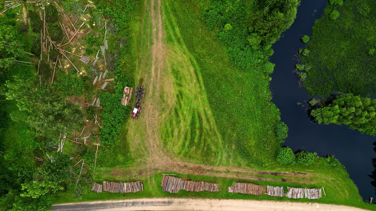 목재 를 운반 하기 위해 목재 를 준비 하는 목재 절단자 들, 공중 에서 위 에서 아래 로 보이는 모습
