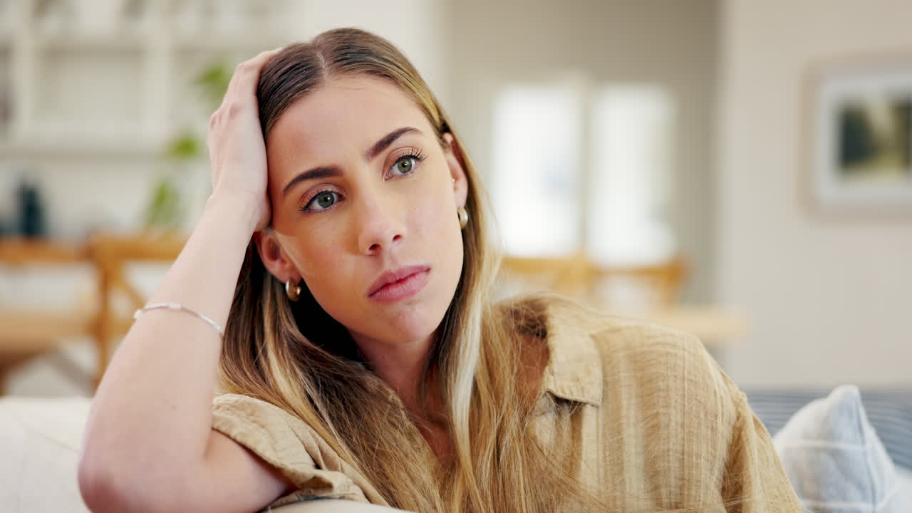 mujer triste, depresión y pensando en la vida