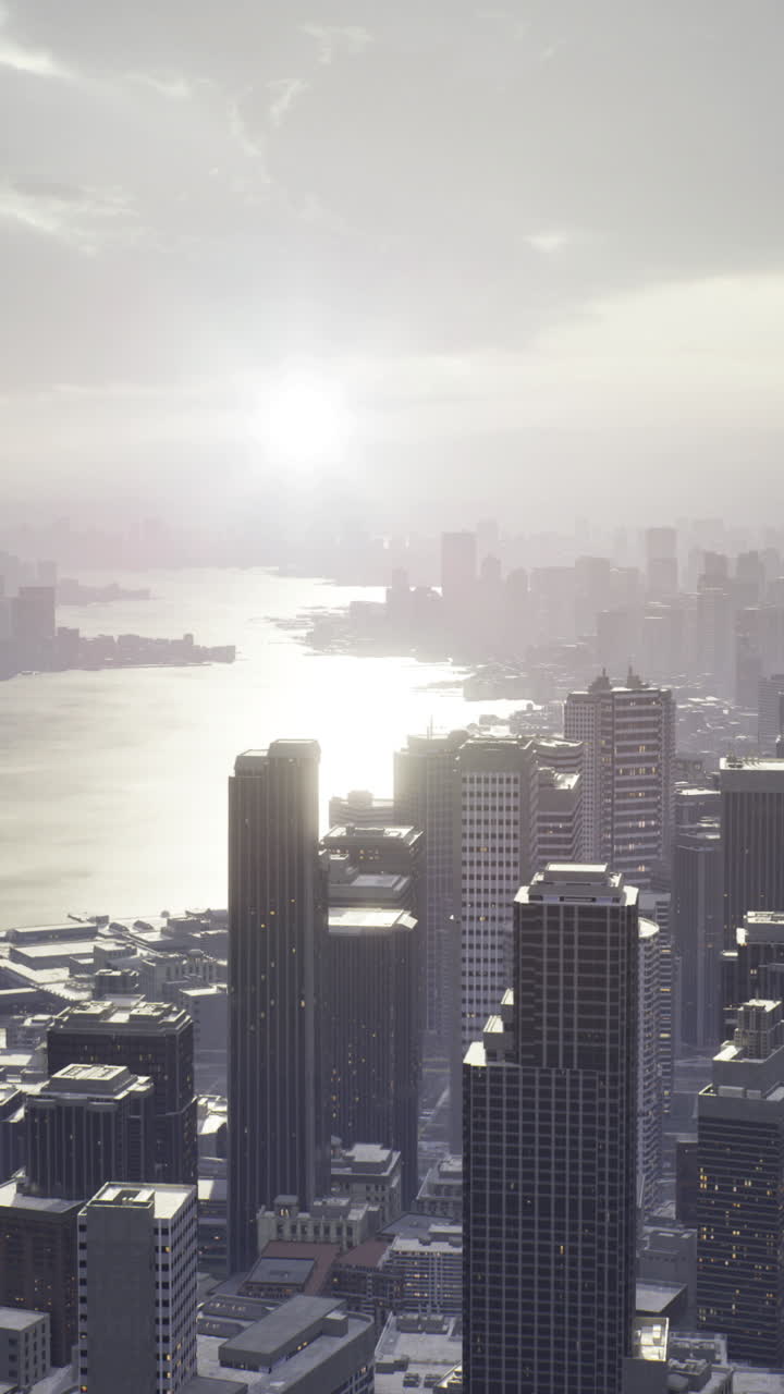 Nascer do sol sobre o horizonte movimentado de uma cidade com reflexos na água