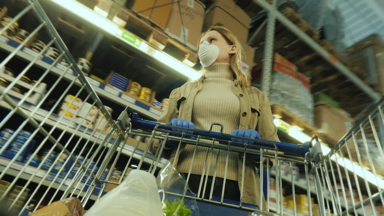 남자와 여자는 코로나 바이러스 전염병 동안 음식을 구입