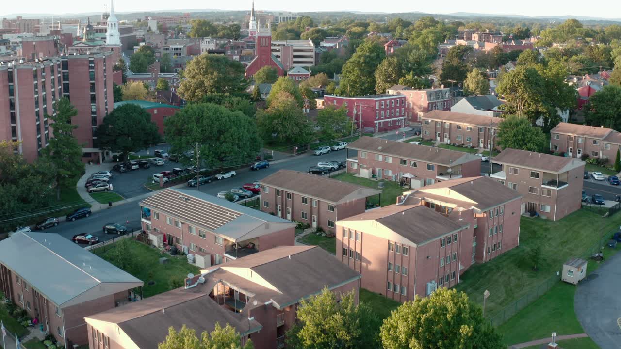 상승 공중은 도시 도시 미국에서 주거 주택을 보여줍니다