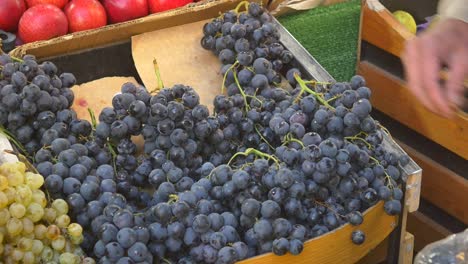 uvas frescas en un puesto de mercado