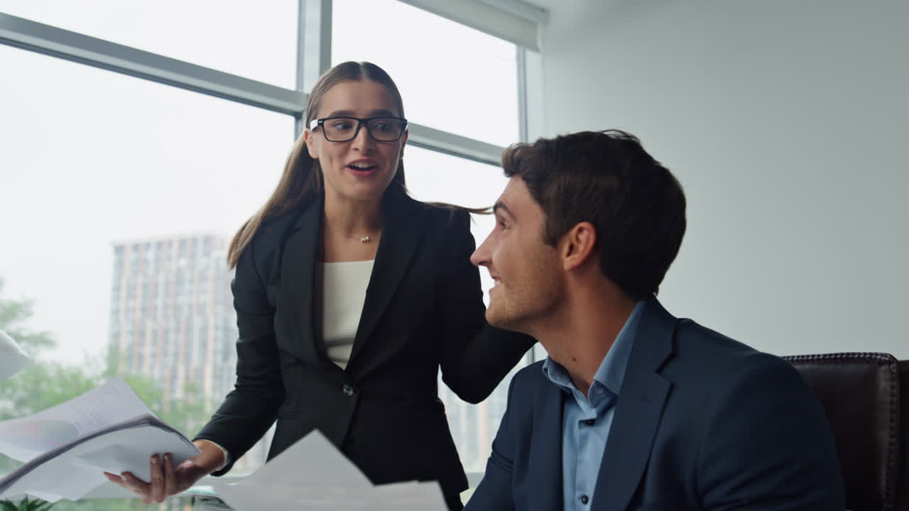 los socios de negocios felices celebran el éxito de cerca. los colegas de oficina comprueban los datos