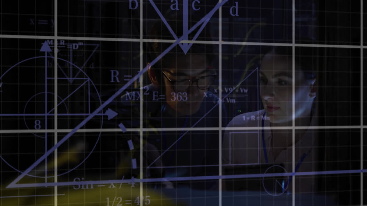 анимация научной обработки данных над кавказской женщиной-технологом с помощью серверов