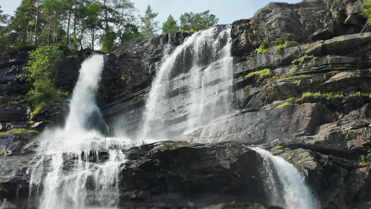 Tvindefossen vandfald fosser ned over de klippefyldte klipper