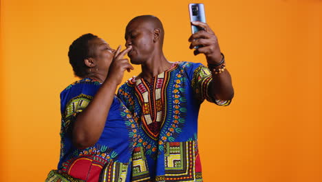 una feliz pareja afroamericana capturando un momento lindo