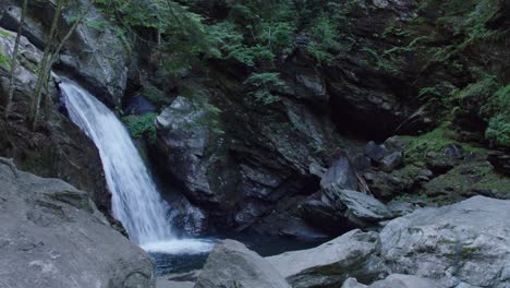 Montaña-Arroyo-Cascada-Estática-1