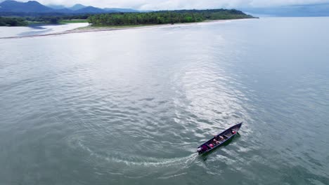 Zwei-Männer-In-Einem-Motorboot,-Das-Durch-Das-Wasser-Kreuzt