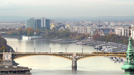 Noch-Schuss-Von-Margaret-brücke-über-Die-Donau-In-Budapest,-Ungarn-Mit-Stadthintergrund