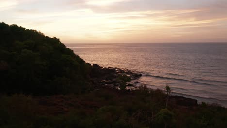 La-Isla-Del-Bosque-De-La-Isla-Verde-Con-Seashor-Rocoso-Y-La-Brillante-Puesta-De-Sol-En-Fiji